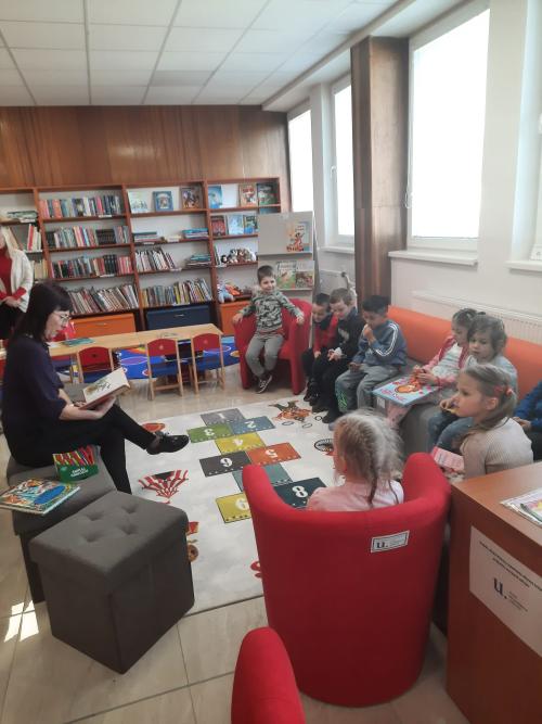 Čítanie v knižnici